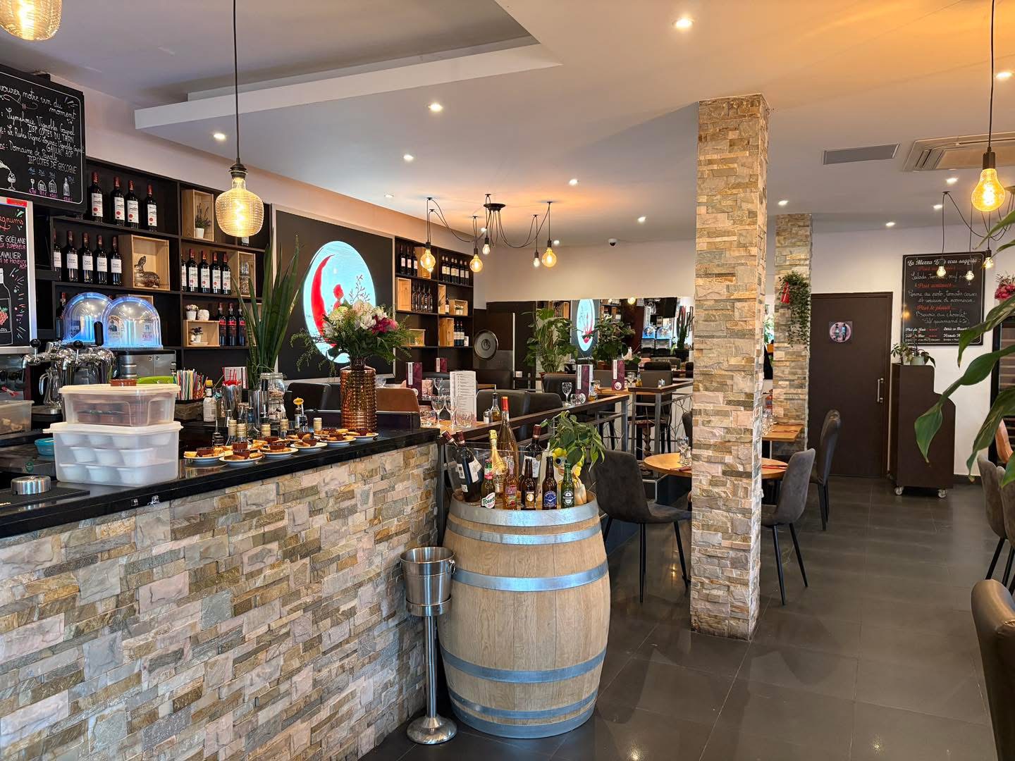 Bar et ambiance du restaurant La Mezza Luna