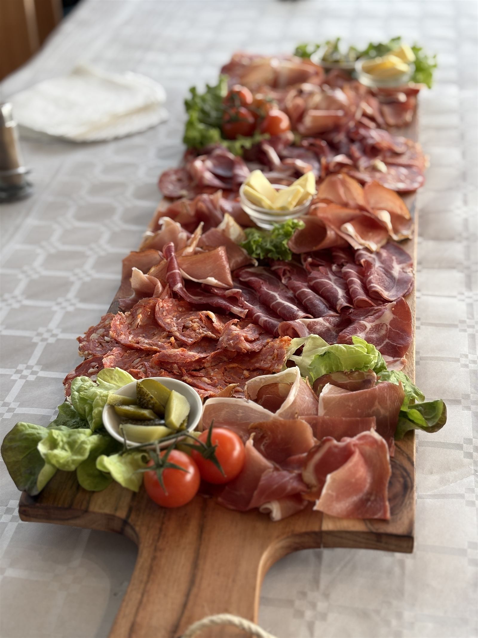 Grande planche de charcuterie pour un groupe à La Mezza Luna