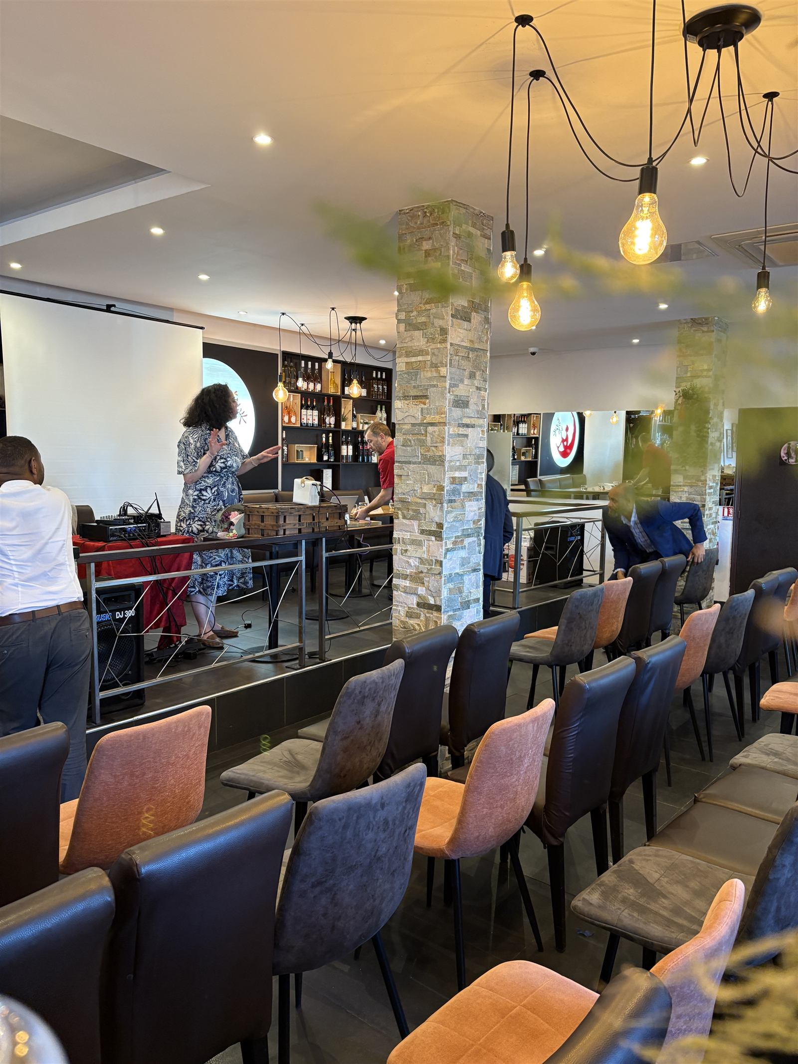 Salle de conférence La Mezza Luna Clamart avec chaises alignées