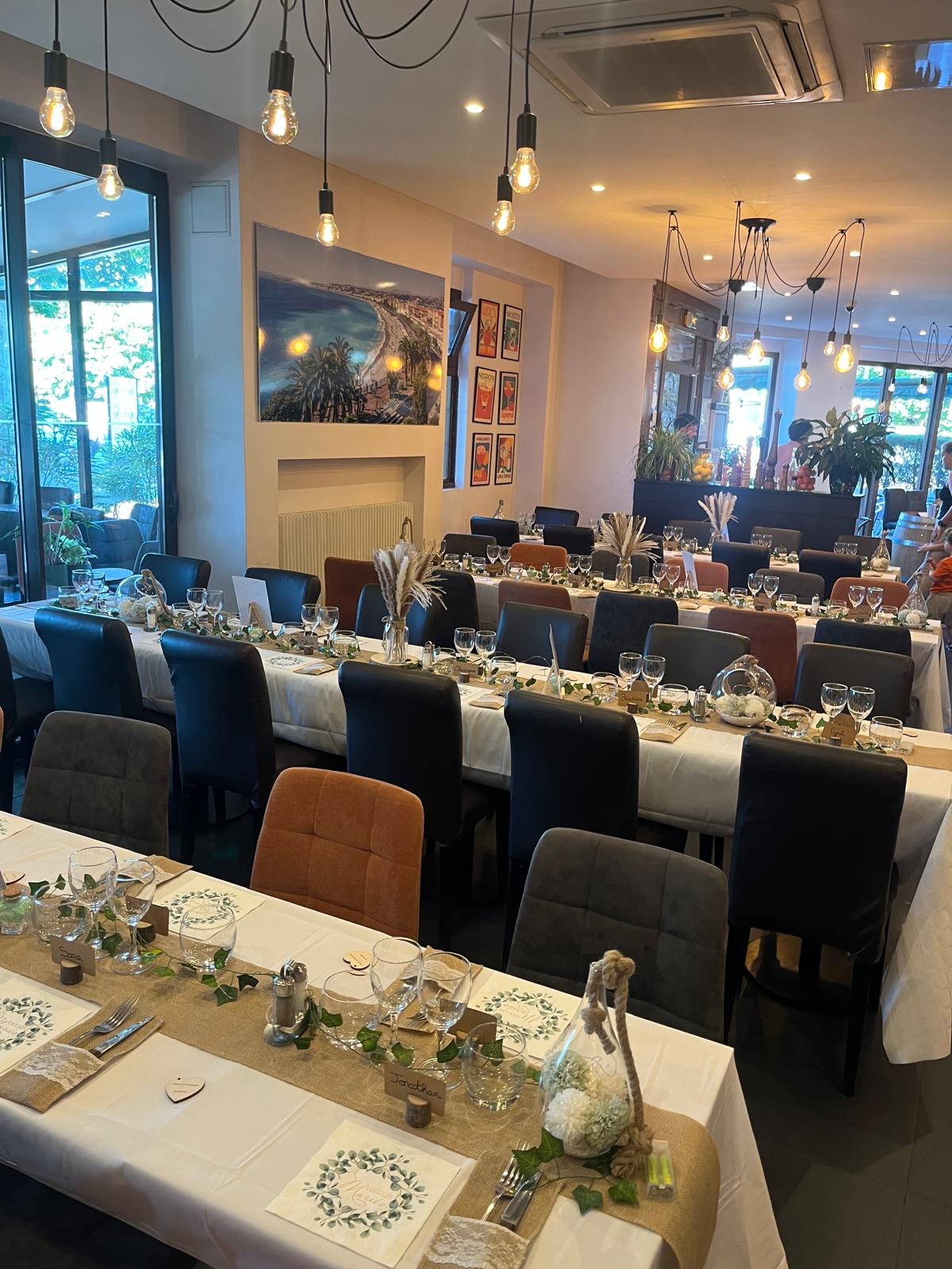 Salle de réception décorée pour un mariage à La Mezza Luna Clamart